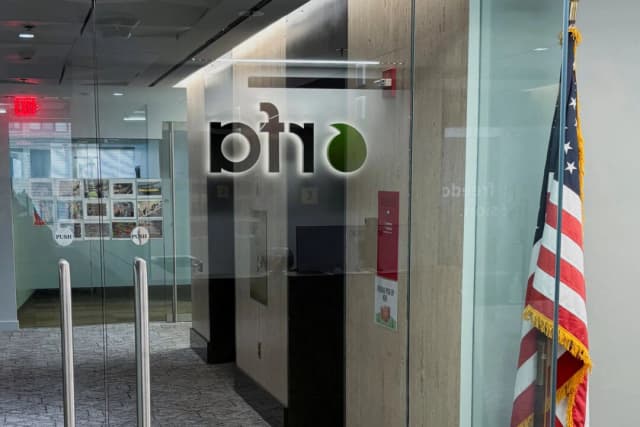 Una puerta de las oficinas de Radio Free Asia en Washington, el 15 de marzo de 2025. (Reuters)