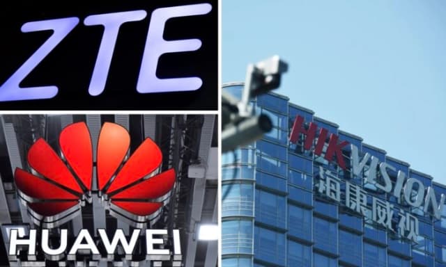 Arriba a la izquierda: Un cartel de ZTE. (David Ramos/Getty Images) Abajo a la izquierda: Un cartel de Huawei. (Pau Barrena/AFP vía Getty Images) Derecha: Un cartel de Hikvision. (STR/AFP vía Getty Images)