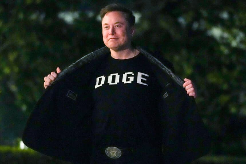 Elon Musk muestra su camiseta que dice «DOGE» mientras camina por el Jardín Sur de la Casa Blanca después de bajar del Marine One a su llegada a la Casa Blanca el 9 de marzo de 2025. Oliver Contreras/AFP a través de Getty Images