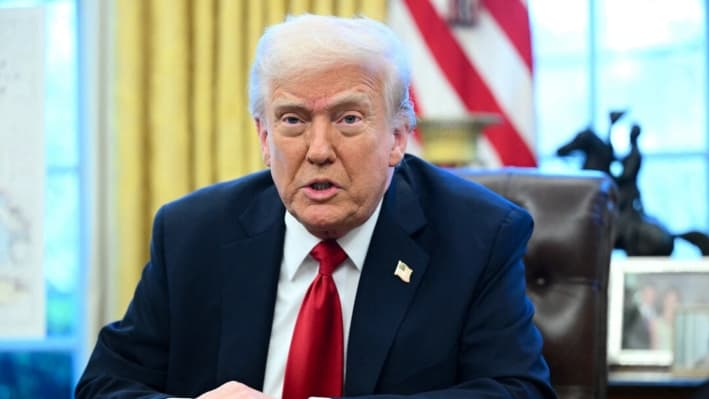 El presidente de Estados Unidos, Donald Trump, anuncia aranceles a las importaciones de automóviles en la Oficina Oval de la Casa Blanca, Washington D.C., el 26 de marzo de 2025. (MANDEL NGAN/AFP vía Getty Images)