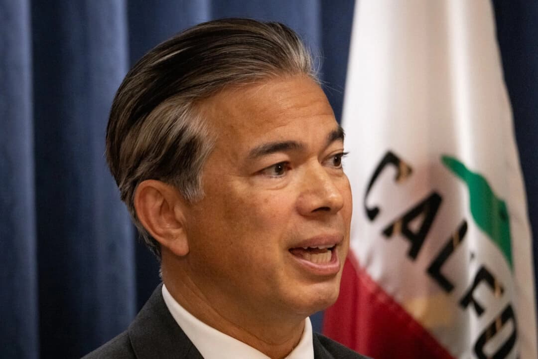 El fiscal general de California, Rob Bonta, habla en Los Ángeles el 15 de abril de 2024. (John Fredricks/The Epoch Times)
