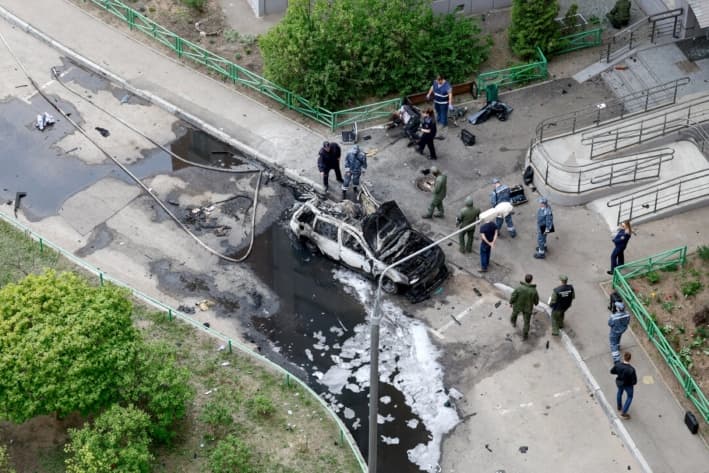 Agentes del orden trabajan en el lugar donde un coche bomba mató a un alto oficial militar ruso en Balashikha, a las afueras de Moscú, Rusia, el 25 de abril de 2025. (Yulia Morozova/Reuters)