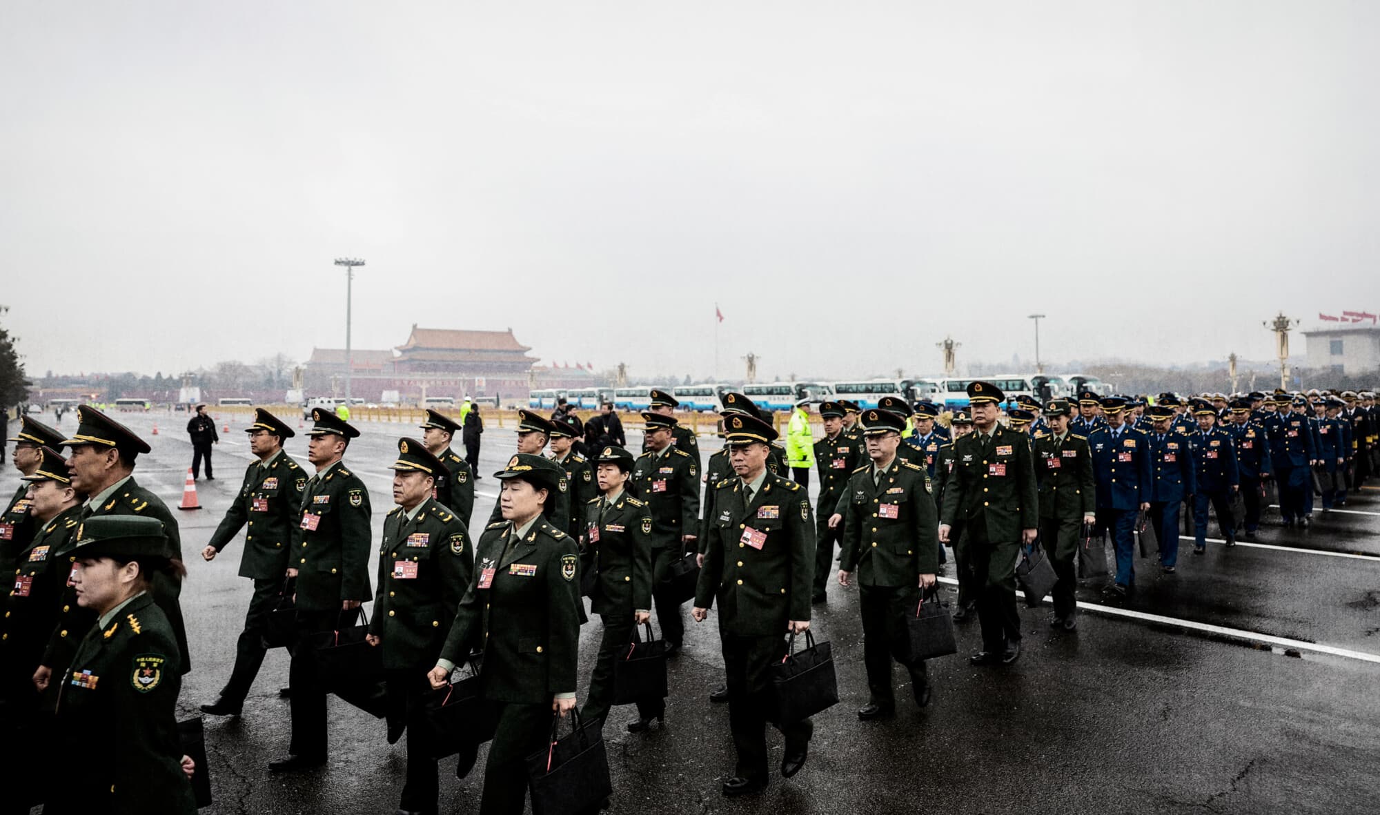 Delegados militares llegan a la sesión inaugural de la Asamblea Popular Nacional en el Gran Palacio del Pueblo de Beijing, el 5 de marzo de 2024. La reunión anual de las Dos Sesiones de China reúne a líderes y legisladores para definir la agenda del régimen para el desarrollo económico y social. (Lintao Zhang/Getty Images)