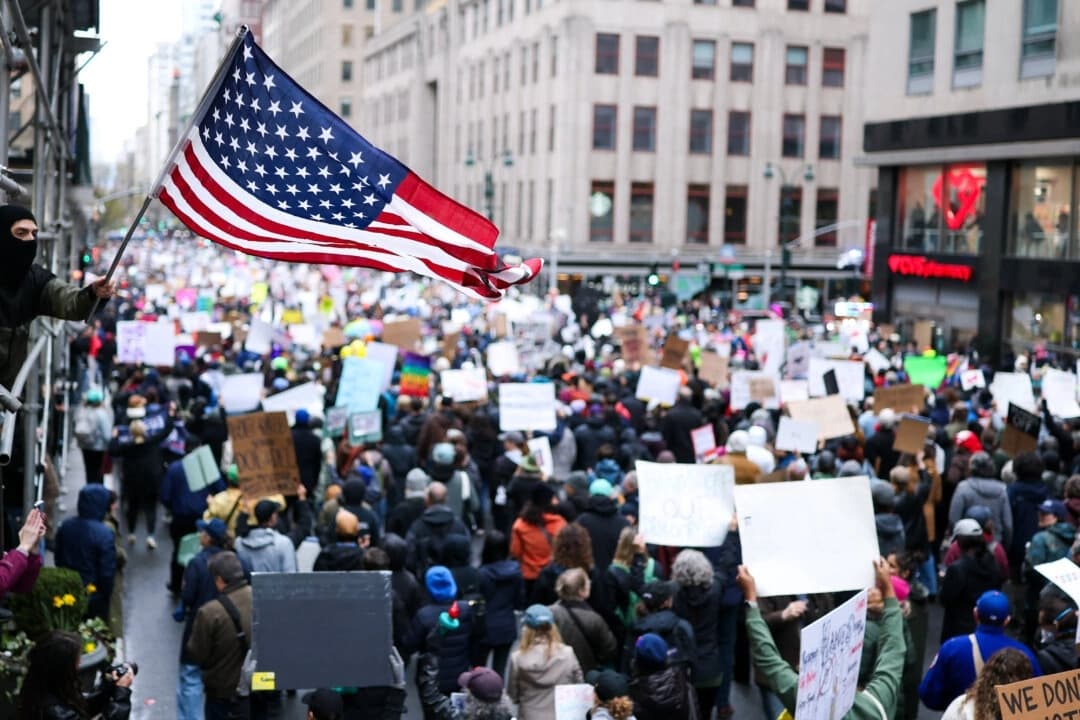 Manifestantes marchan durante la protesta nacional «¡Manos fuera!» contra el presidente Donald Trump y su asesor, el director ejecutivo de Tesla, Elon Musk, en Nueva York el 5 de abril de 2025. (Charly Triballeau/AFP a través de Getty Images)