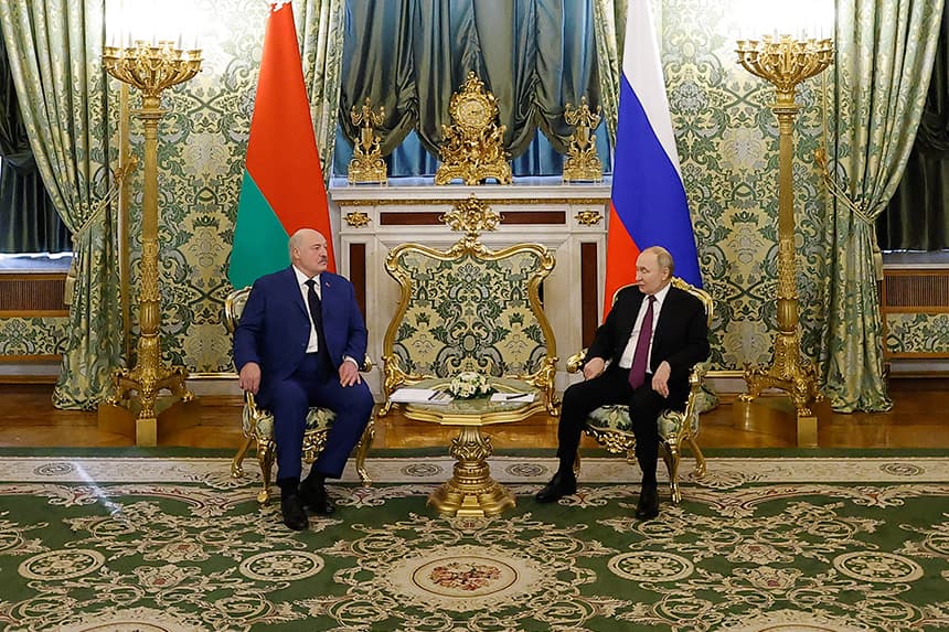 El presidente ruso, Vladímir Putin, se reúne con su homólogo bielorruso, Alexander Lukashenko, en el Kremlin de Moscú el 13 de marzo de 2025. (MAXIM SHEMETOV/POOL/AFP a través de Getty Images)