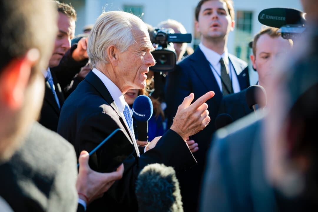 Peter Navarro, asesor comercial principal de la Casa Blanca, habla con los periodistas fuera de la Casa Blanca el 4 de febrero de 2025. (Chip Somodevilla/Getty Images)