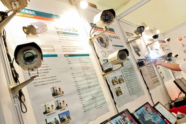Las cámaras de vigilancia se exhiben en una exposición internacional sobre seguridad pública en Shanghái el 27 de abril de 2011. (Philippe Lopez/AFP a través de Getty Images)