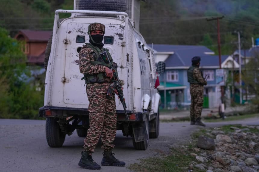 Oficiales de seguridad indios montan guardia en una autopista en el sur de Cachemira, India, el 22 de abril de 2025. (Dar Yasin/AP).