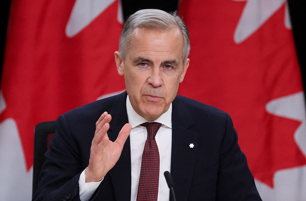 El primer ministro de Canadá, Mark Carney, habla en una rueda de prensa en Ottawa, Ontario, el 2 de mayo de 2025. (PATRICK DOYLE/AFP a través de Getty Images)