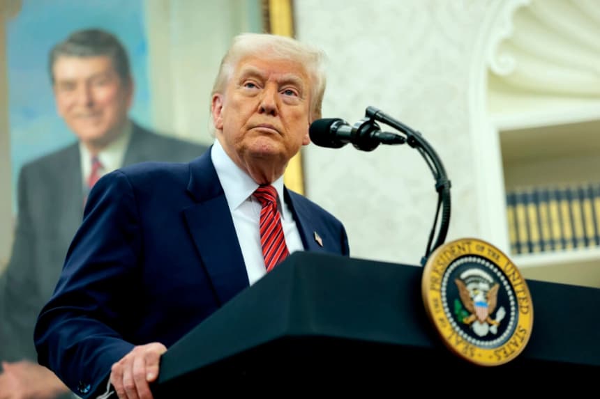 El presidente Donald Trump habla durante la ceremonia de juramentación del nuevo embajador de Estados Unidos en China, David Perdue, en la Oficina Oval de la Casa Blanca en Washington el 7 de mayo de 2025. (Anna Moneymaker/Getty Images)