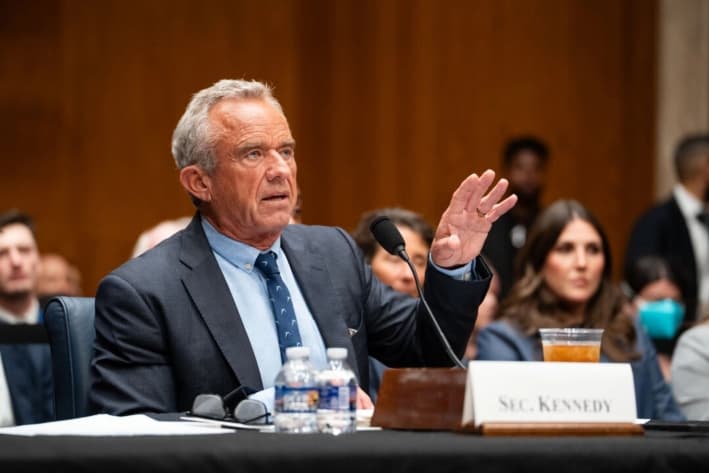 El secretario de Salud, Robert F. Kennedy Jr., testifica ante el Comité de Salud, Educación, Trabajo y Pensiones (HELP) del Senado en el Capitolio, Washington, el 14 de mayo de 2025. (Madalina Vasiliu/The Epoch Times)