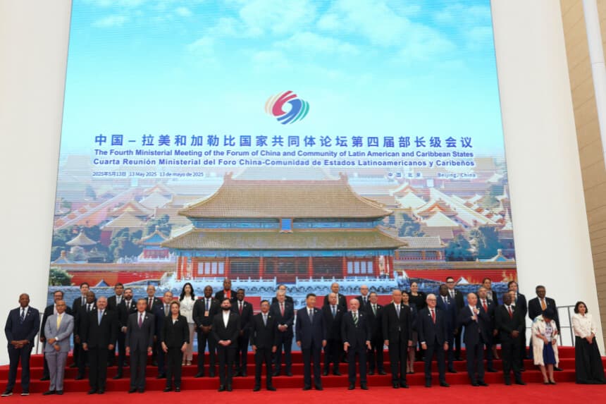 El presidente chino, Xi Jinping, el presidente brasileño, Luiz Inácio Lula da Silva, el presidente chileno, Gabriel Boric, el presidente colombiano, Gustavo Petro, y otros representantes de la CELAC asisten a una sesión fotográfica antes de la ceremonia de apertura del Foro China-CELAC en Beijing, China, el 13 de mayo de 2025. (Florence Lo/Pool/Reuters).