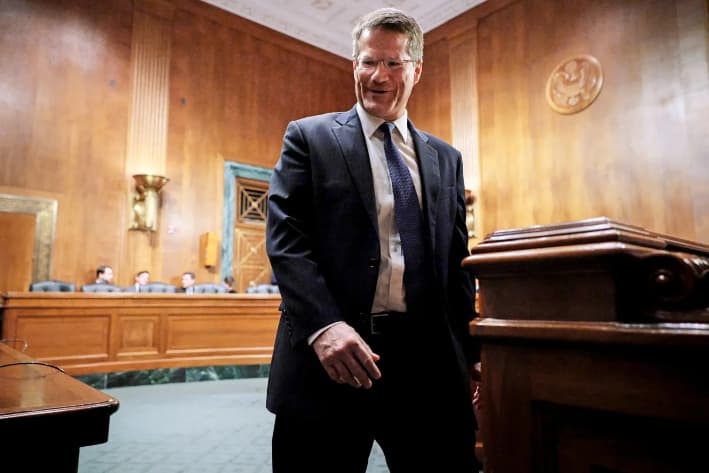 El candidato a fiscal general, D. John Sauer, se prepara para testificar durante su audiencia de confirmación ante el Comité Judicial del Senado en el Capitolio, el 26 de febrero de 2025. (Chip Somodevilla/Getty Images)