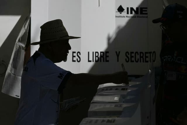 Un hombre emite su voto en una casilla electoral durante las elecciones generales en la Ciudad de México el 2 de junio de 2024. (YURI CORTEZ/AFP via Getty Images)