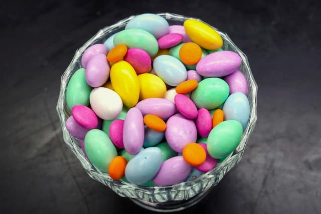 Caramelos con colorantes alimentarios expuestos en un laboratorio de Sensient Technologies Corp., una empresa fabricante de aditivos colorantes, en St. Louis, el 2 de abril de 2025. (Jeff Roberson/AP Photo)