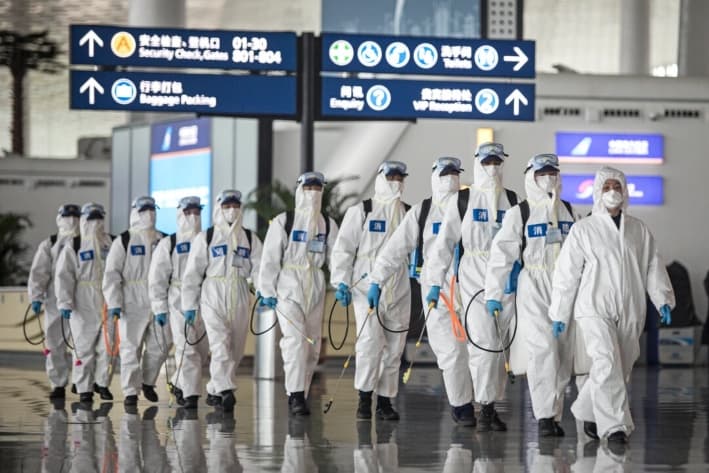Bomberos se preparan para realizar una desinfección en el Aeropuerto Internacional Wuhan Tianhe, en Wuhan, provincia de Hubei, China, el 3 de abril de 2020. (Getty Images)
