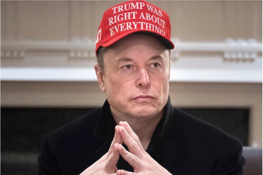Elon Musk observa durante una reunión del Gabinete en la Sala del Gabinete de la Casa Blanca en Washington el 24 de marzo de 2025. (Brendan Smialowski/AFP vía Getty Images)