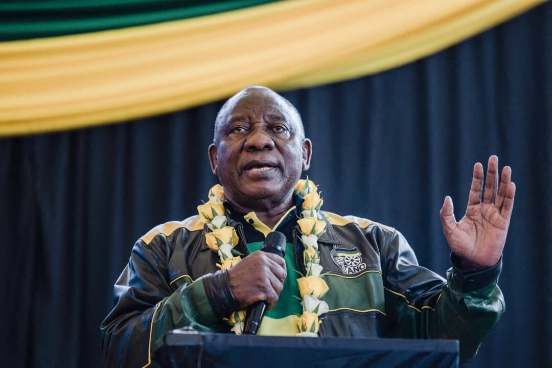 El presidente sudafricano, Cyril Ramaphosa, se dirige a los nuevos miembros del Congreso Nacional Africano durante una campaña electoral previa a las elecciones generales de 2024, al norte de Durban, el 14 de mayo de 2023. (Rajesh Jantilal/AFP a través de Getty Images)