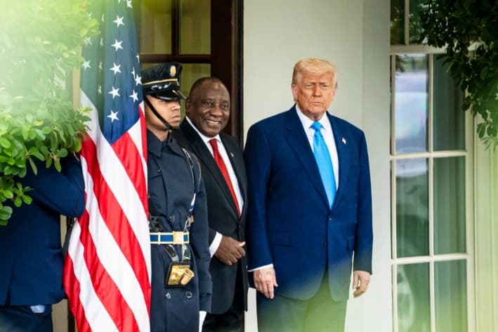 El presidente estadounidense Donald Trump saluda al presidente sudafricano Cyril Ramaphosa, en la Casa Blanca, el 21 de mayo de 2025. (Madalina Vasiliu/The Epoch Times)