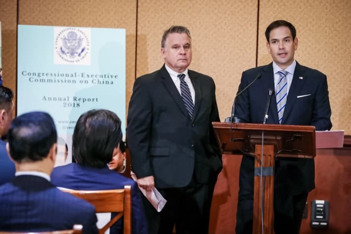 El senador Marco Rubio (R-Fla.) y el representante Chris Smith (R-N.J.) hablan sobre la Comisión Ejecutiva del Congreso sobre China durante una conferencia de prensa para analizar el informe anual de la comisión sobre la situación de los derechos humanos y el estado de derecho en China, en el Capitolio de EE. UU., el 10 de octubre de 2018. (Mark Wilson/Getty Images)