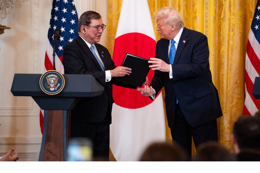 El presidente Donald Trump sostiene un regalo para el primer ministro japonés Shigeru Ishiba durante una rueda de prensa en el Salón Este de la Casa Blanca en Washington el 7 de febrero de 2025. (Madalina Vasiliu/The Epoch Times).