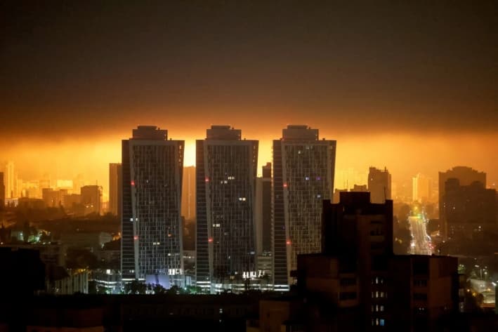 La explosión de un dron ilumina el cielo de la ciudad durante un ataque con drones rusos en Kiev, Ucrania, el 25 de mayo de 2025. (Gleb Garanich/Reuters)