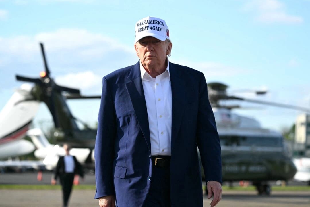 El presidente Donald Trump se dirige a los periodistas antes de subir al Air Force One en el aeropuerto municipal de Morristown, en Nueva Jersey, el 25 de mayo de 2025, tras pasar el fin de semana en Nueva Jersey. (Saul Loeb/AFP a través de Getty Images)