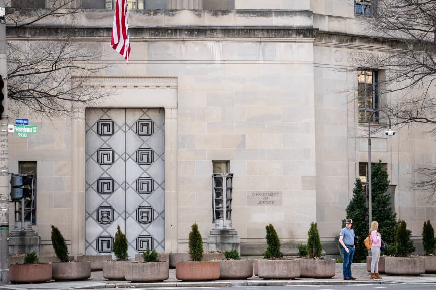 El Departamento de Justicia (DOJ) en Washington, el 10 de marzo de 2025. (Madalina Vasiliu/The Epoch Times)