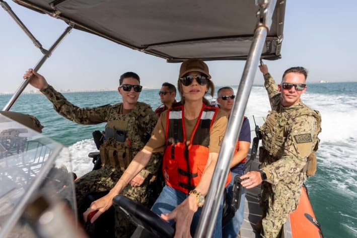 La secretaria de Seguridad Nacional, Kristi Noem (centro), pilotea una embarcación pequeña Over the Horizon, Mark 4, frente a la costa de Manama, Baréin, el 25 de mayo de 2025. (Alex Brandon/AP)