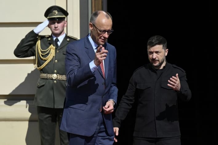 El presidente ucraniano, Volodimir Zelenski (der.), recibe al canciller alemán, Friedrich Merz, en Kiev, Ucrania, el 10 de mayo de 2025. (Genya Savilov/AFP vía Getty Images)