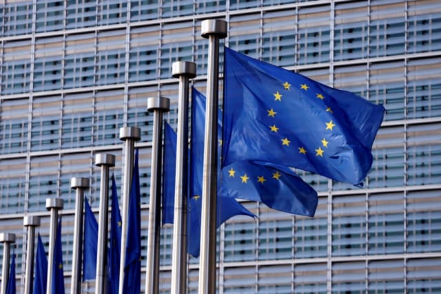 Banderas de la Unión Europea ondean frente a la sede de la Comisión Europea, en Bruselas, Bélgica, el 20 de abril de 2016. (Francois Lenoir/Reuters)