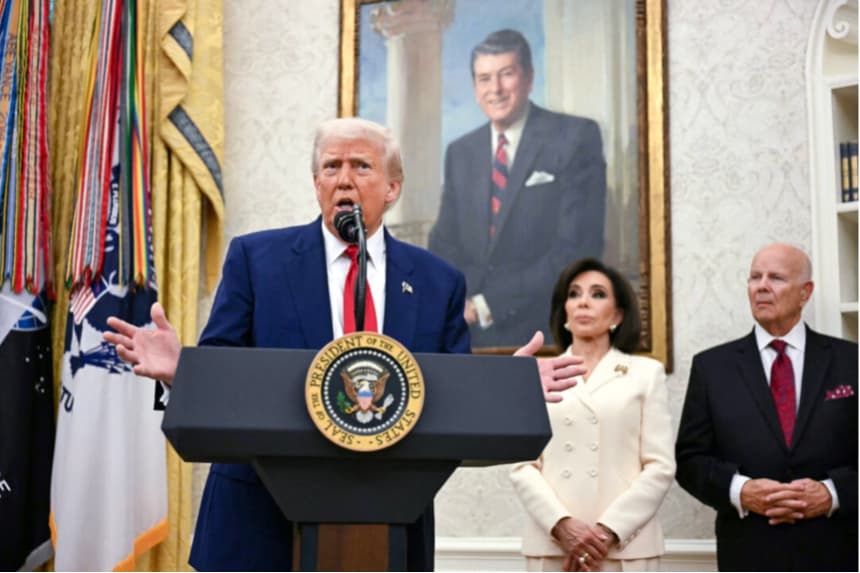 El presidente de EE. UU. Donald Trump habla durante la ceremonia de juramentación de la fiscal federal interina para el Distrito de Columbia, Jeanine Pirro (segunda por la derecha), en la Oficina Oval de la Casa Blanca el 28 de mayo de 2025. (Jim Watson/AFP vía Getty Images)
