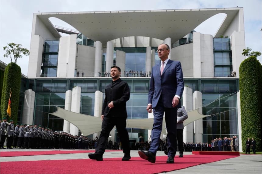 El canciller alemán, Friedrich Merz (der.), da la bienvenida al presidente ucraniano, Volodímir Zelenski, durante una recepción militar oficial en la cancillería en Berlín, el 28 de mayo de 2025. (Markus Schreiber/AP Photo)