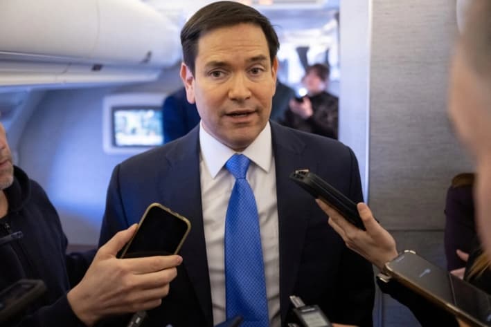 El secretario de Estado de Estados Unidos, Marco Rubio, habla con los medios en su avión militar mientras vuela a Yeda, Arabia Saudita, el 10 de marzo de 2025. (Saul Loeb/Pool vía Reuters)