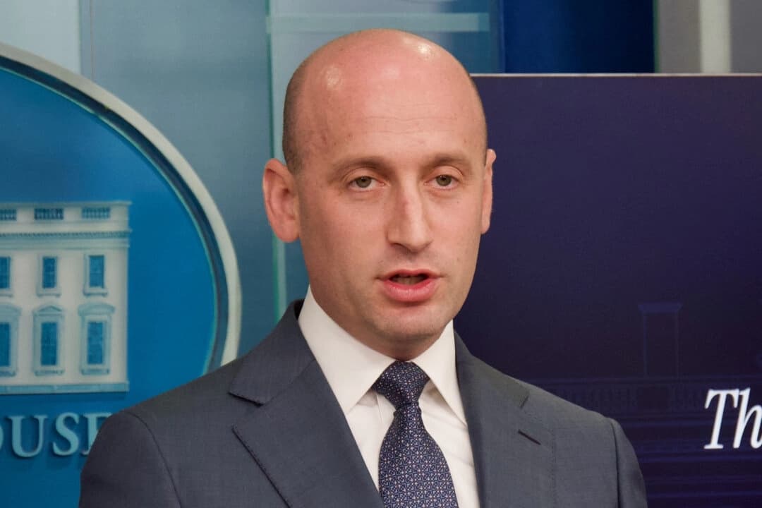 Stephen Miller, subjefe de gabinete de la Casa Blanca, habla con los periodistas durante una rueda de prensa en la Casa Blanca en Washington el 1 de mayo de 2025. (Travis Gillmore/The Epoch Times)