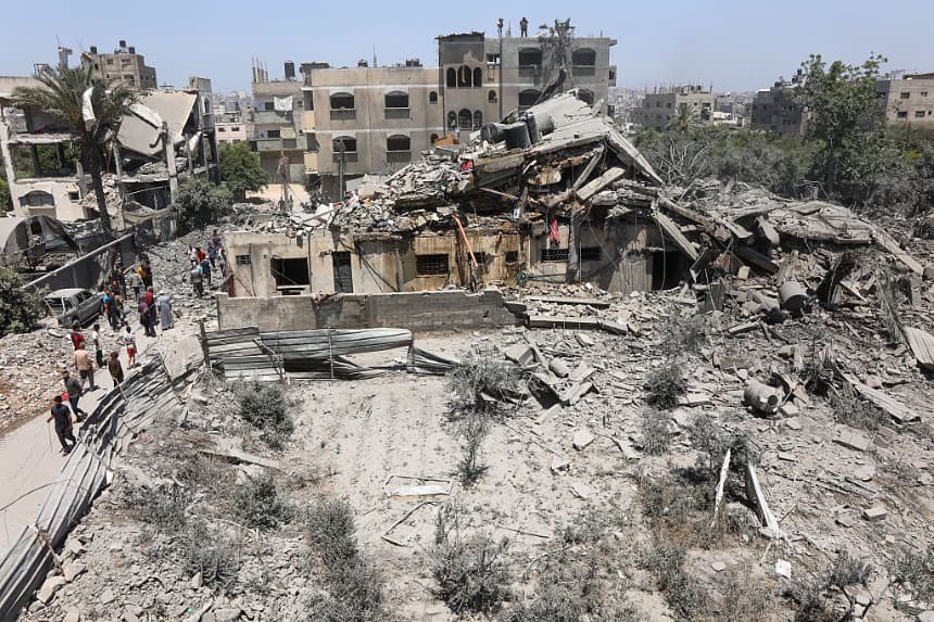Palestinos inspeccionan los escombros tras los ataques israelíes contra la casa de la familia al-Qattaa, en el barrio de al-Tuffah, en la ciudad de Gaza, el 31 de mayo de 2025. (Omar Al-Qattaa/AFP vía Getty Images)