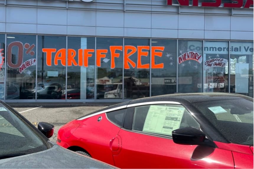 Un cartel que hace referencia a las tarifas es visible en un concesionario de automóviles en Totowa, Nueva Jersey, el 30 de abril de 2025. (Ted Shaffrey / AP Photo)