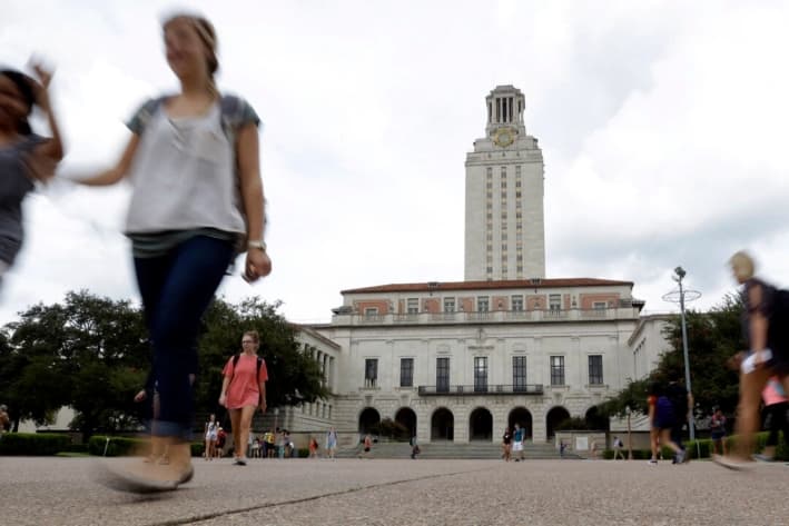 Estudiantes caminan por el campus de la Universidad de Texas en Austin, cerca de la icónica torre de la escuela en Austin, Texas, el 27 de septiembre de 2012. (Eric Gay, Archivo/Foto AP)