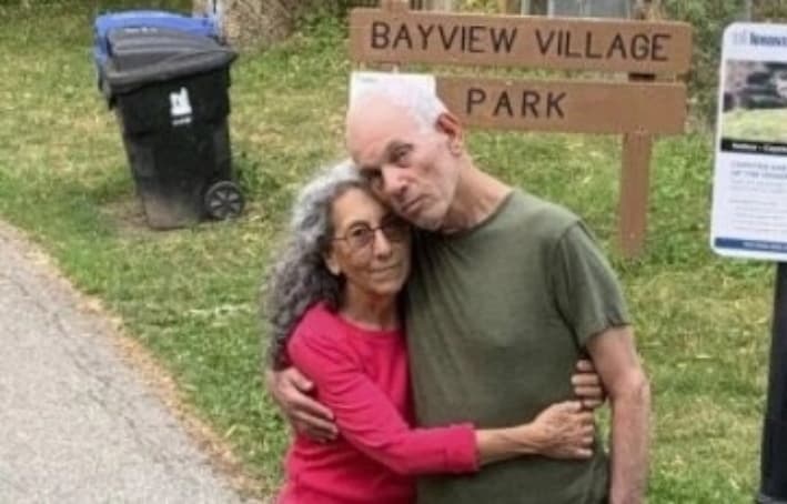 En esta foto sin fecha, publicada por Iris Weinstein Haggai, Judih Weinstein Haggai (izq.) y Gadi Hagi (der.) posan abrazados. (The Canadian Press/AP-Iris Weinstein Haggai vía AP)