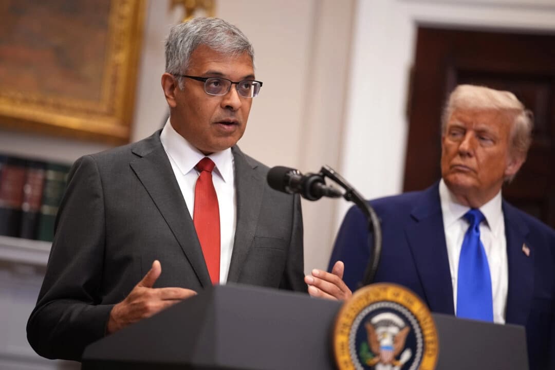 El director de los NIH, Jay Bhattacharya, habla junto al presidente Donald Trump durante una rueda de prensa en la Casa Blanca el 12 de mayo de 2025. (Andrew Harnik/Getty Images)