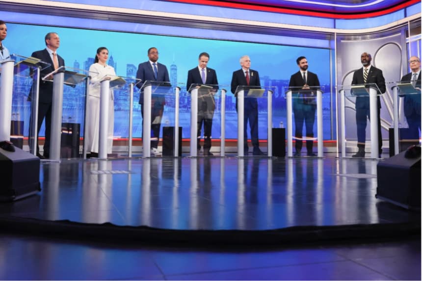(I a d) Los candidatos demócratas a la alcaldía Adrienne Adams, Brad Lander, Jessica Ramos, Zellnor Myrie, Andrew Cuomo, Whitney Tilson, Zohran Mamdani, Michael Blake y Scott Stringer participan en el debate primario de la alcaldía demócrata de la ciudad de Nueva York en los estudios NBC de la ciudad de Nueva York el 4 de junio de 2025. (Yuki Iwamura-Pool/Getty Images)