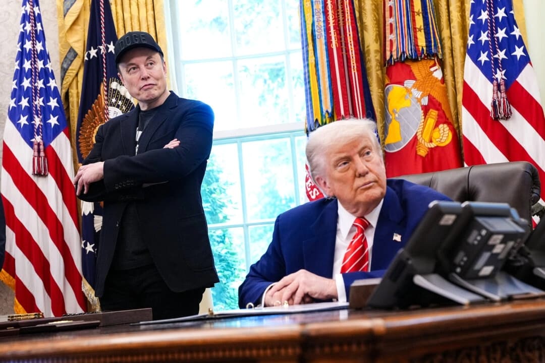 Elon Musk y el presidente Donald Trump escuchan una pregunta de los periodistas en el Despacho Oval de la Casa Blanca en Washington, DC, el 30 de mayo de 2025. (Kevin Dietsch/Getty Images)