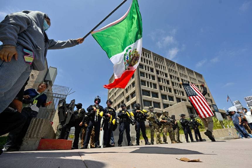 Manifestantes bloquean la entrada al edificio federal mientras la policía monta guardia en Santa Ana, California, el 9 de junio de 2025. (Jeff Gritchen/The Orange County Register vía AP).