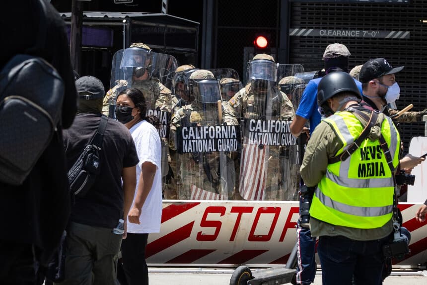 Manifestantes se enfrentan a agentes federales y miembros de la Guardia Nacional de California en Los Ángeles el 8 de junio de 2025. (John Fredricks/The Epoch Times).