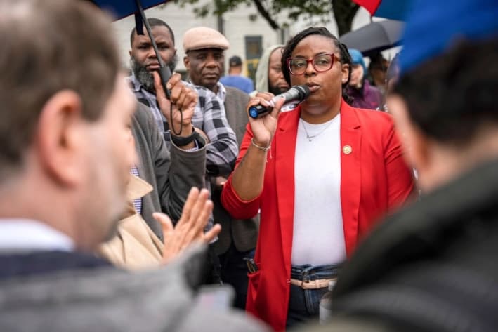 La representante LaMonica McIver (D-N.J.) exige la liberación del alcalde de Newark, Ras Baraka, tras su arresto mientras protestaba frente a una prisión de detención de ICE en Newark, Nueva Jersey, el 9 de mayo de 2025. (Angelina Katsanis/AP Photo)