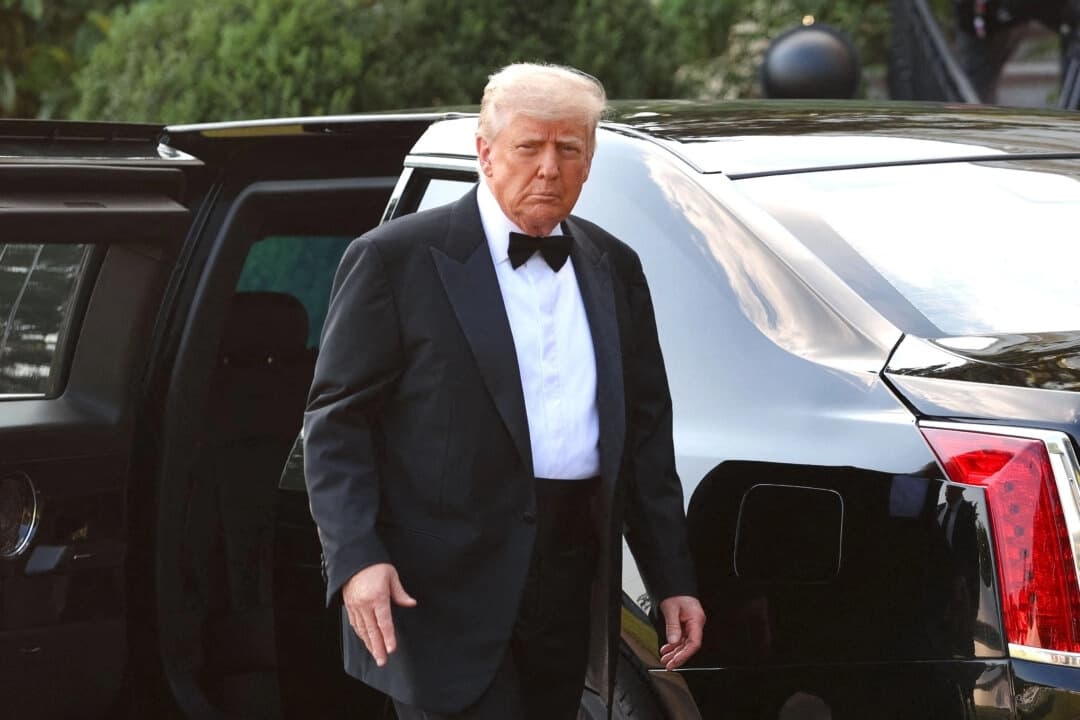 El presidente Donald Trump sale de la Casa Blanca el 11 de junio de 2025, de camino al Kennedy Center. (Alex Wroblewski/AFP a través de Getty Images)
