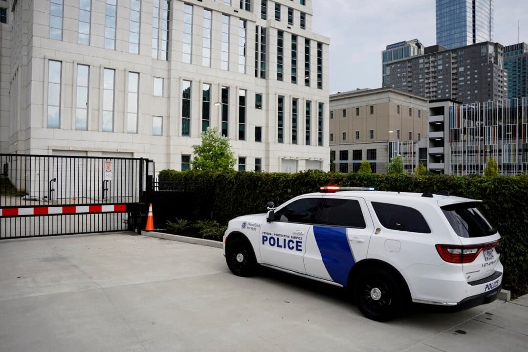 Un vehículo del Departamento de Seguridad Nacional se encuentra frente al edificio federal Fred D. Thompson, que alberga la Corte Federal del Distrito Medio de Tennessee, donde Kilmar Abrego García, deportado de Maryland (EE. UU.) a El Salvador por la administración del presidente Donald Trump, se enfrenta a cargos penales, en Nashville (Tennessee, EE. UU.), el 6 de junio de 2025. (REUTERS/Seth Herald)