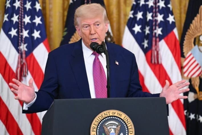 El presidente Donald Trump habla en la Sala Este de la Casa Blanca, el 12 de junio de 2025. (Saul Loeb/AFP vía Getty Images)