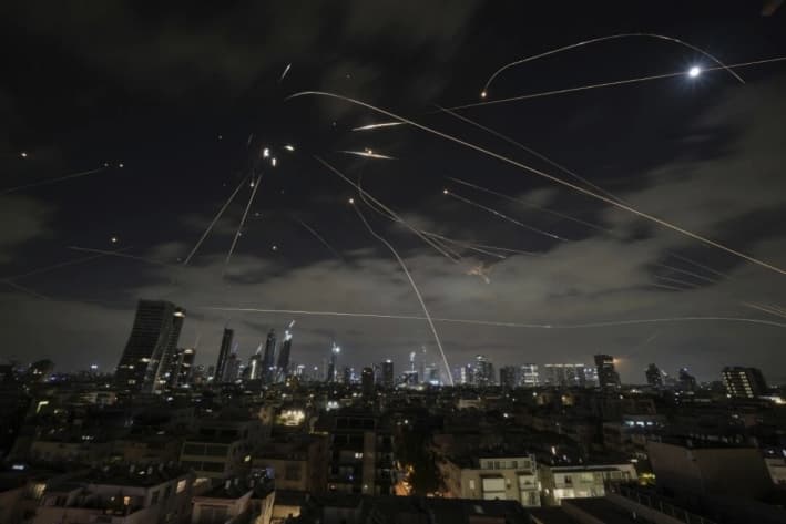 El sistema de defensa aérea israelí Cúpula de Hierro dispara para interceptar misiles durante un ataque iraní sobre Tel Aviv, Israel, el 15 de junio de 2025. (Leo Correa/AP)