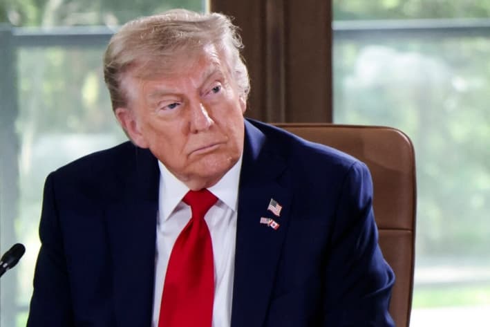 El presidente de Estados Unidos, Donald Trump, asiste a una sesión de trabajo durante la Cumbre del Grupo de los Siete (G7) en el Pomeroy Kananaskis Mountain Lodge, en Kananaskis, Alberta, Canadá, el 16 de junio de 2025. (Ludovic Marin/POOL/AFP vía Getty Images)